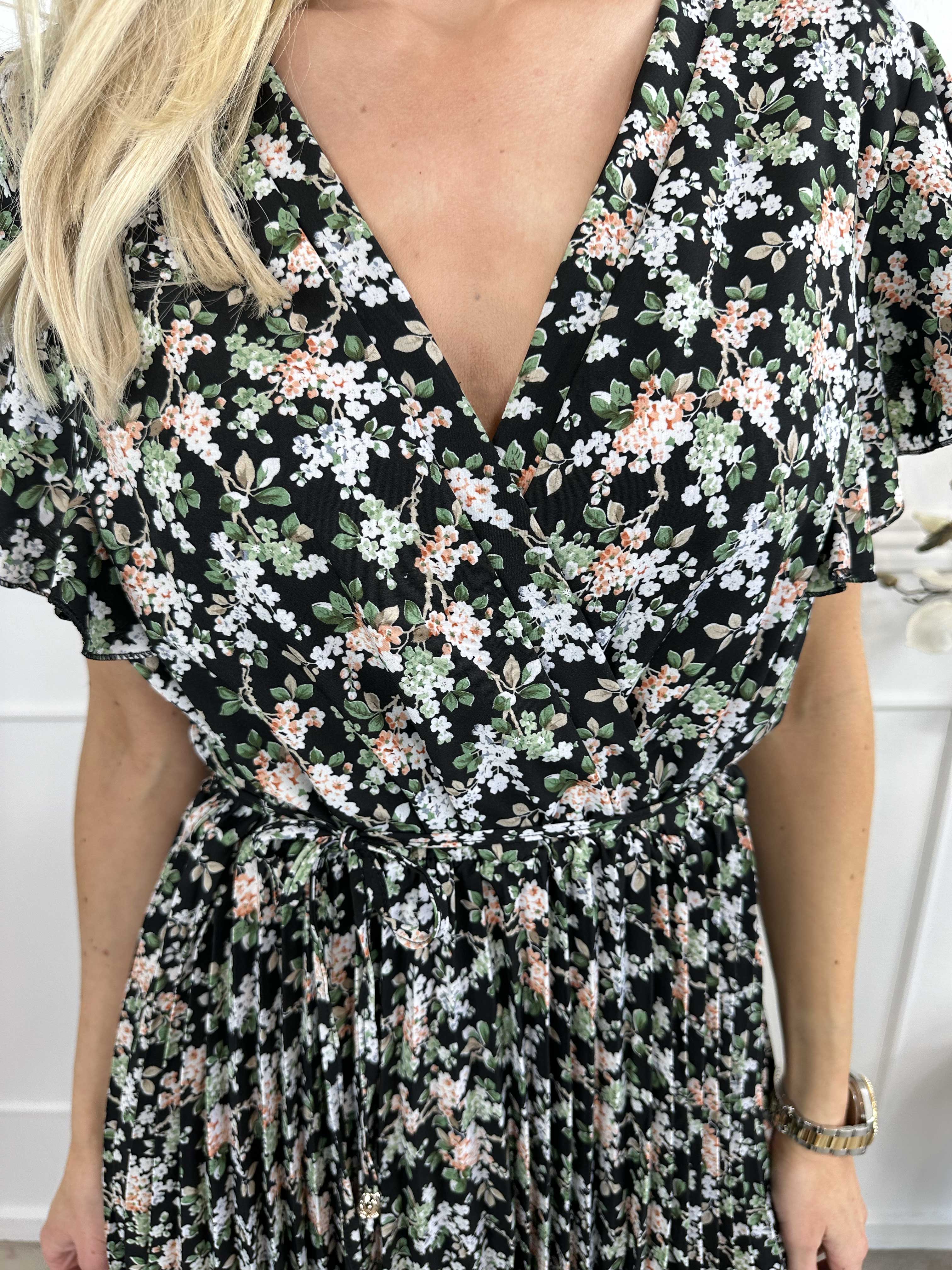 Callidora - Kjole i blomsterprint med plisseringer og flæser